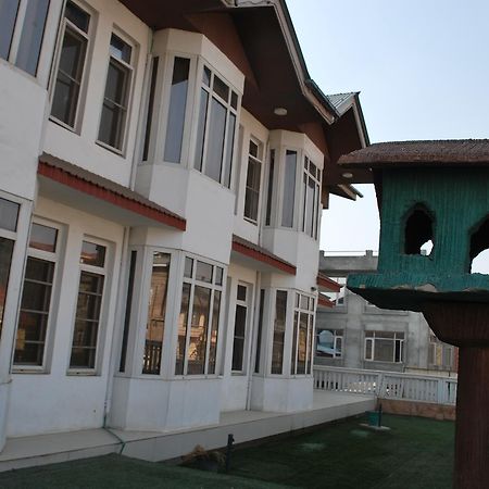凯萨酒店 Srīnagar 外观 照片